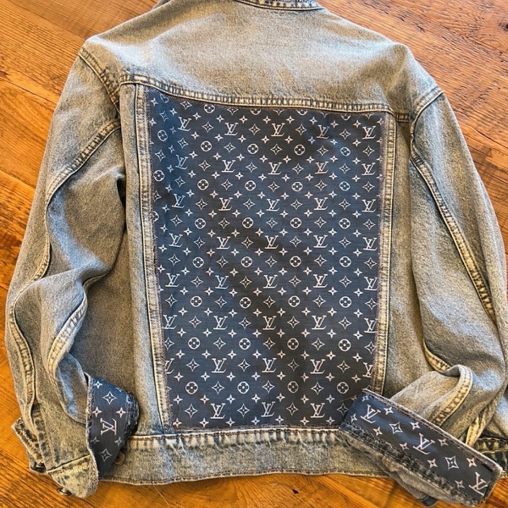 Stylish Blue Denim Jacket with Patterned Lining - image 2